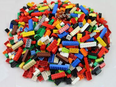 200 g bouwstenen. 2x2 tot 2x10 Diverse kleuren. ca 100 bouwstenen